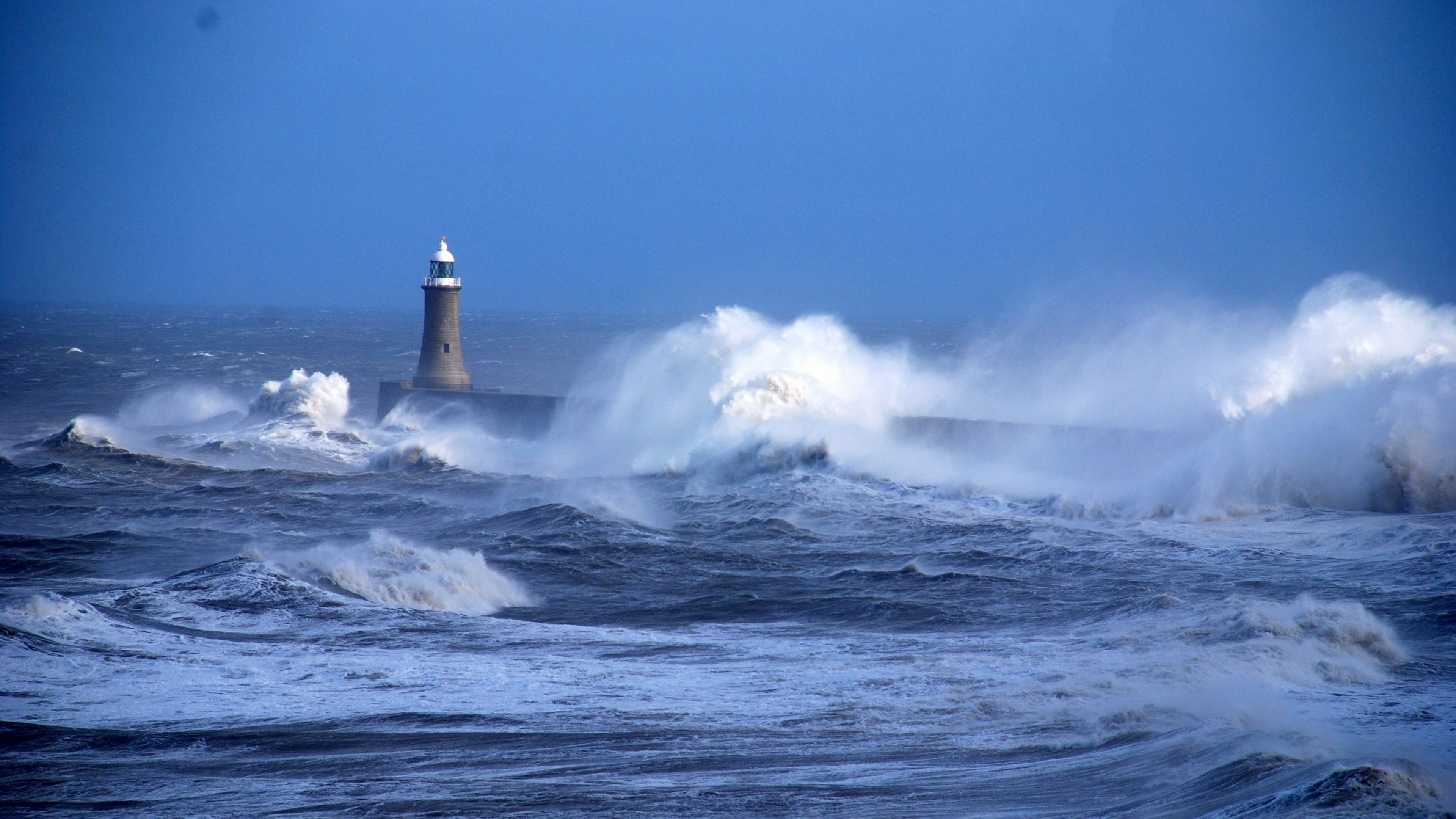 Phare Blanc et Noir Sur Les Vagues de la Mer Pendant la Journée. Wallpaper in 3840x2160 Resolution