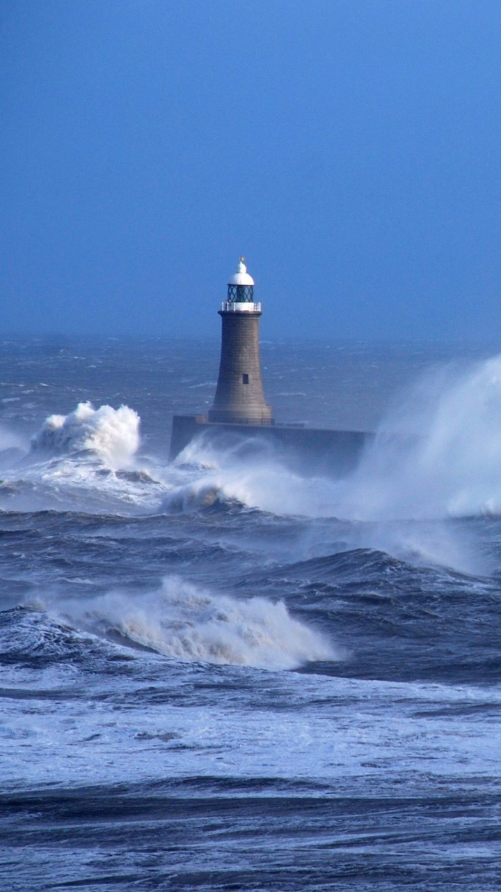 Phare Blanc et Noir Sur Les Vagues de la Mer Pendant la Journée. Wallpaper in 720x1280 Resolution