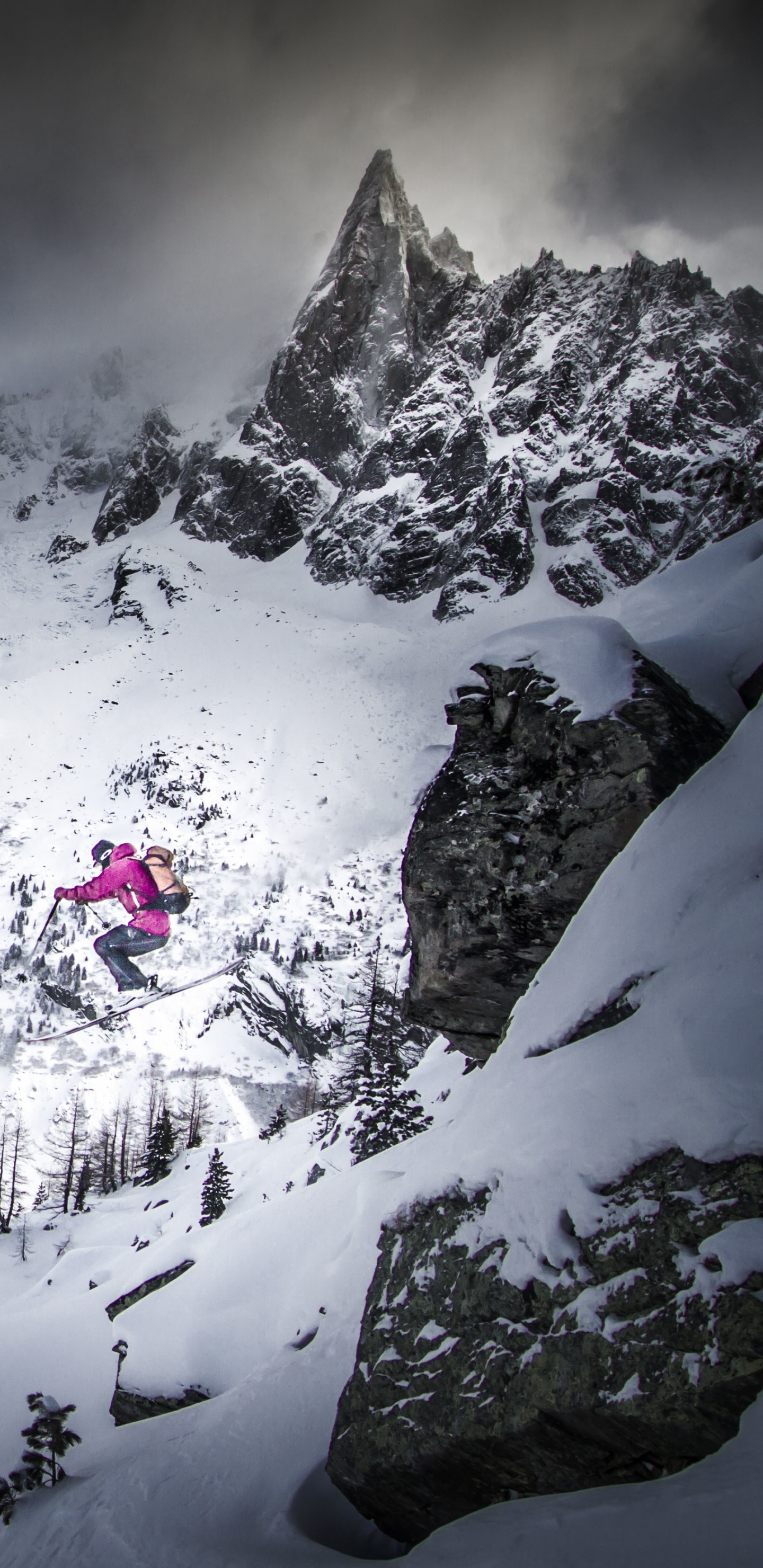 Montaña Cubierta de Nieve Bajo el Cielo Nublado. Wallpaper in 1440x2960 Resolution
