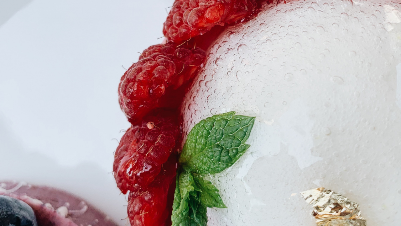 Red Strawberries on White Ceramic Plate. Wallpaper in 1280x720 Resolution