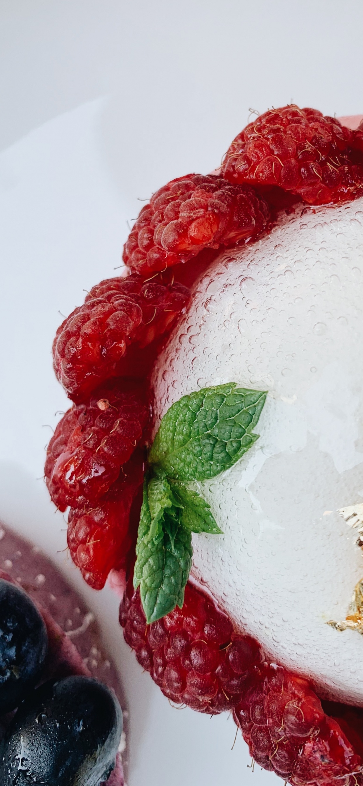 Rote Erdbeeren Auf Weißem Keramikteller. Wallpaper in 1242x2688 Resolution