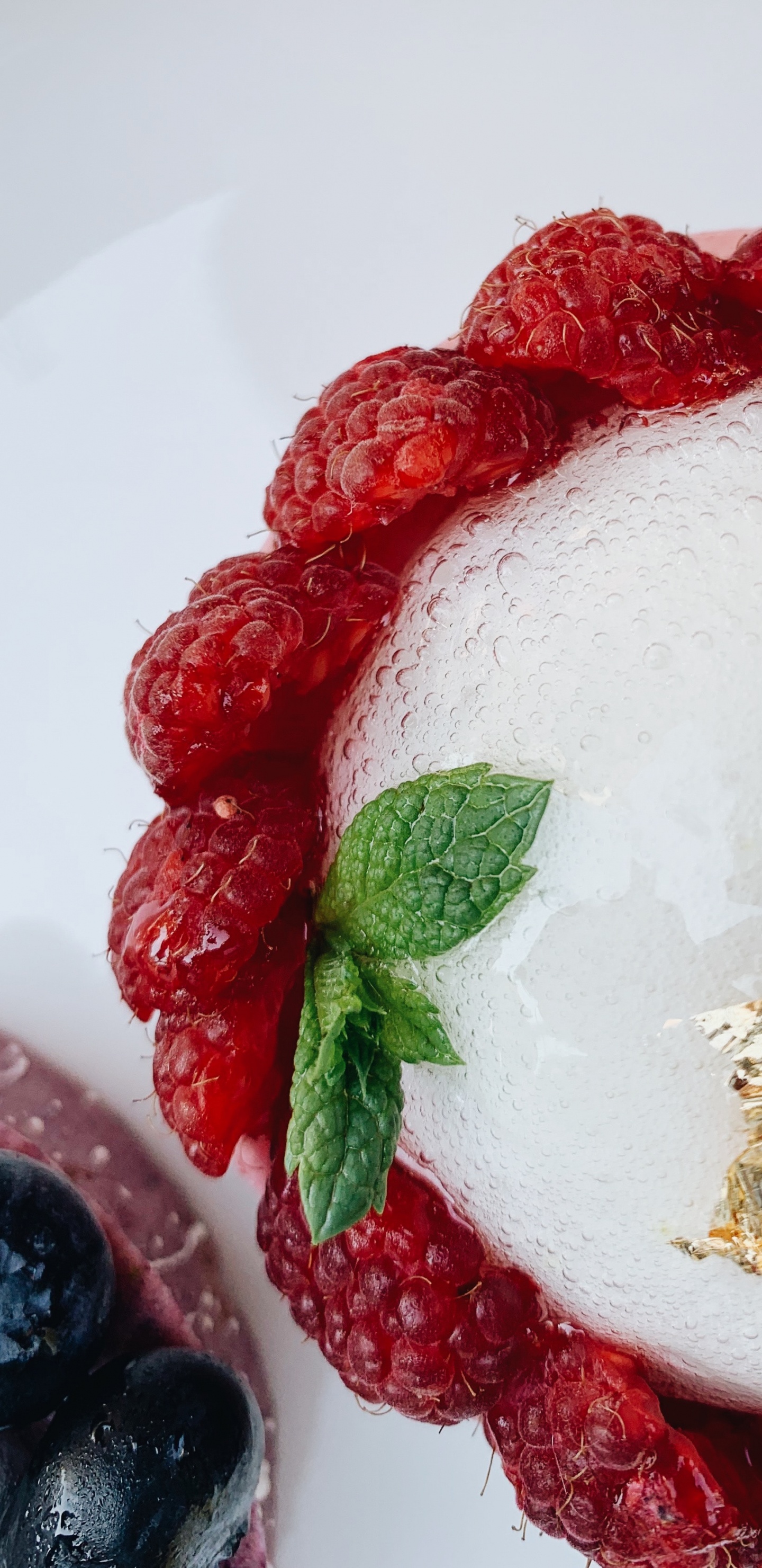 Rote Erdbeeren Auf Weißem Keramikteller. Wallpaper in 1440x2960 Resolution