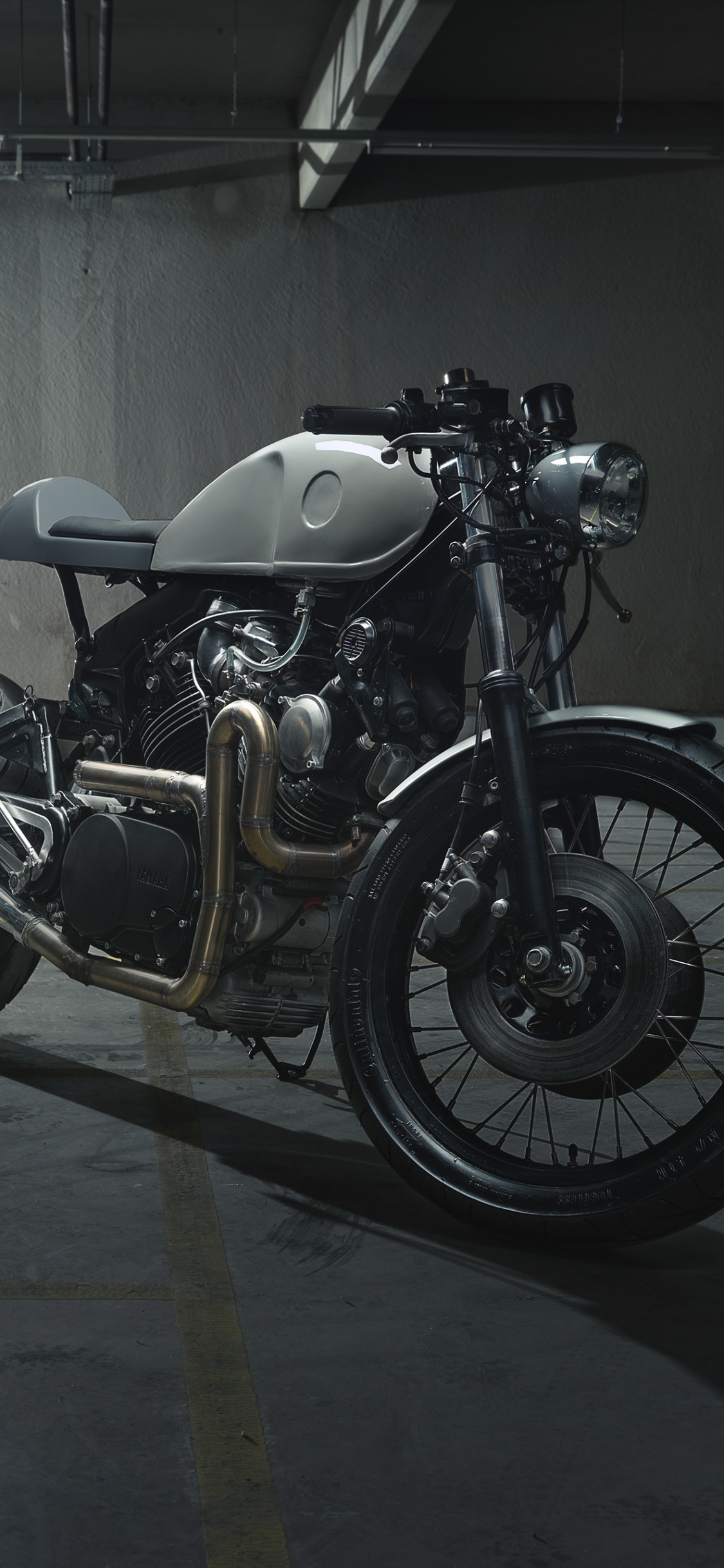 Schwarz-silbernes Cruiser-Motorrad. Wallpaper in 1125x2436 Resolution