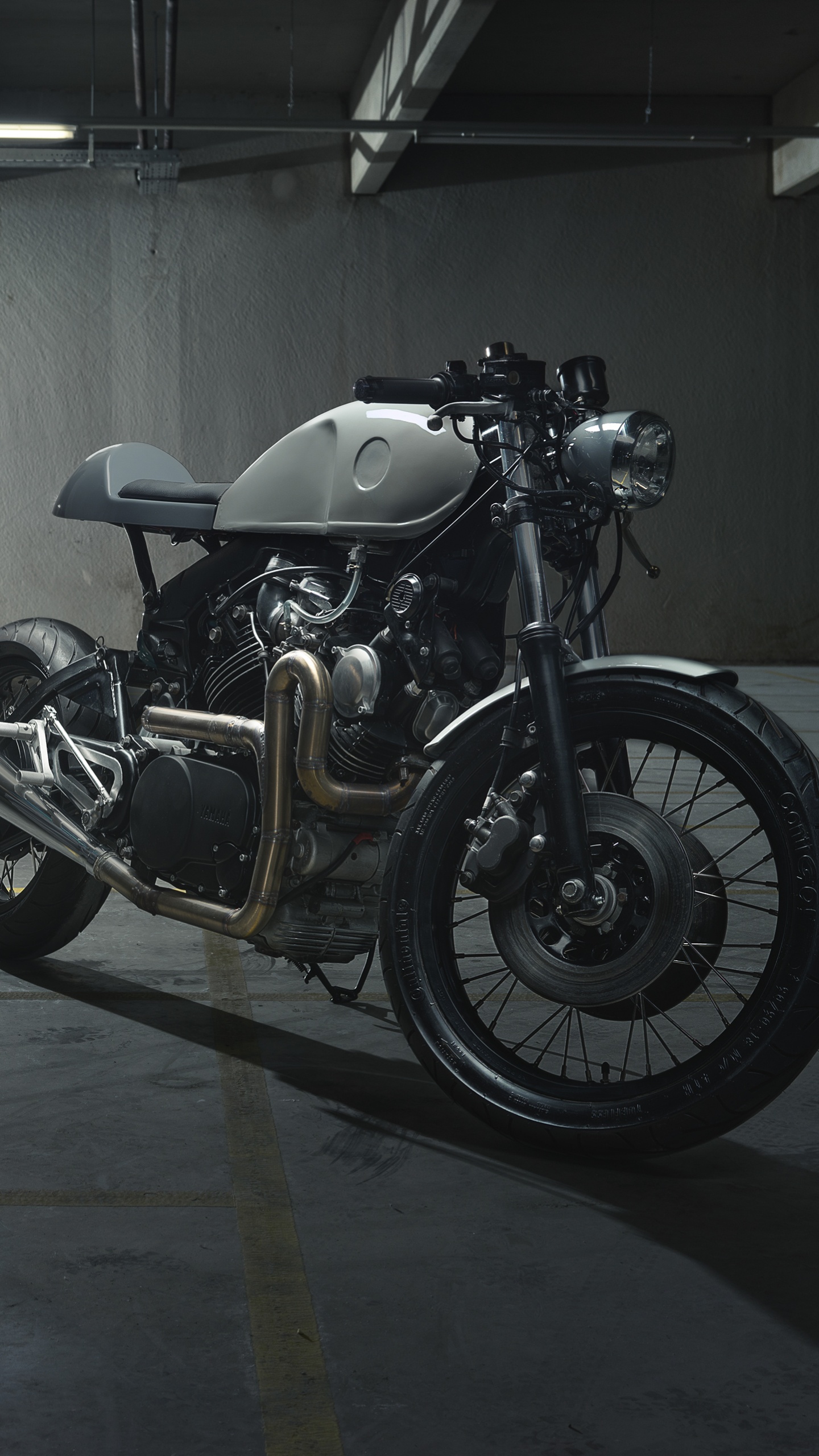 Schwarz-silbernes Cruiser-Motorrad. Wallpaper in 1440x2560 Resolution