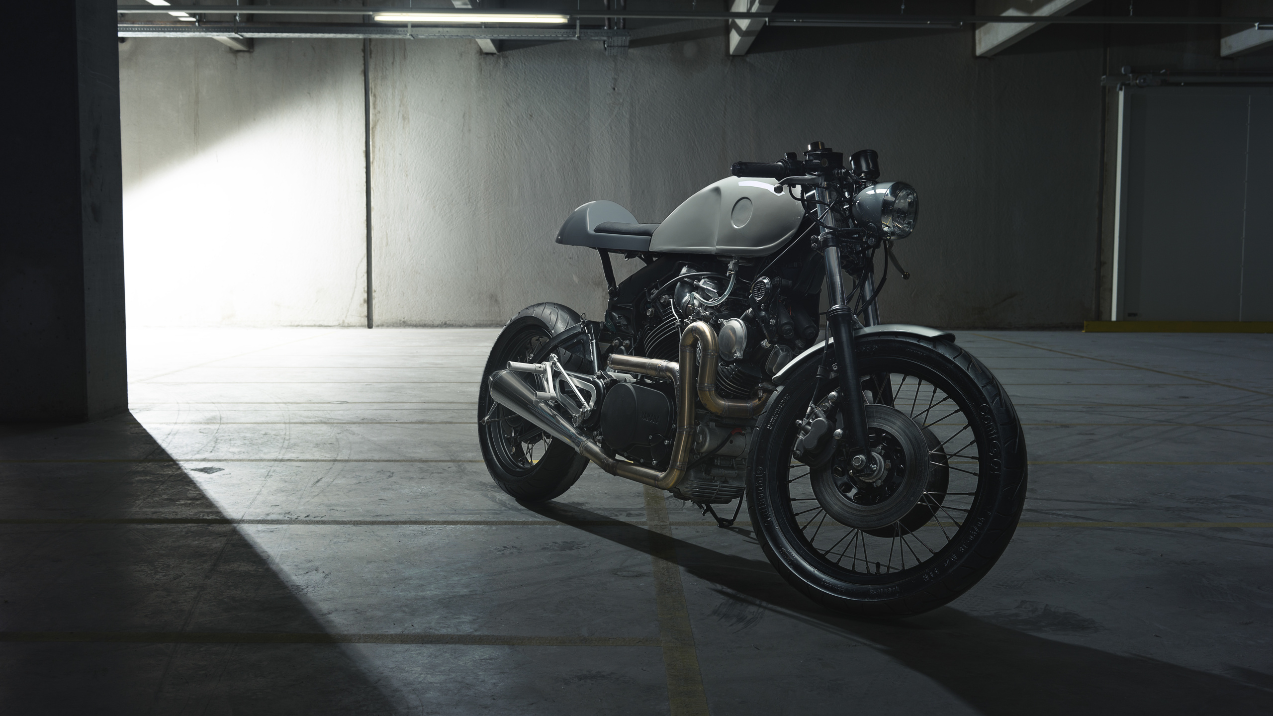 Black and Silver Cruiser Motorcycle. Wallpaper in 2560x1440 Resolution