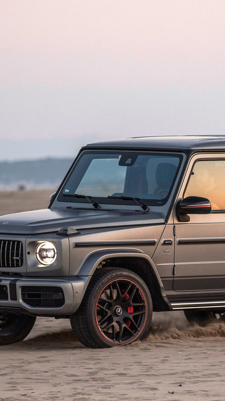 Jeep Wrangler Noir Sur le Sable Brun Près de la Mer Pendant la Journée. Wallpaper in 750x1334 Resolution