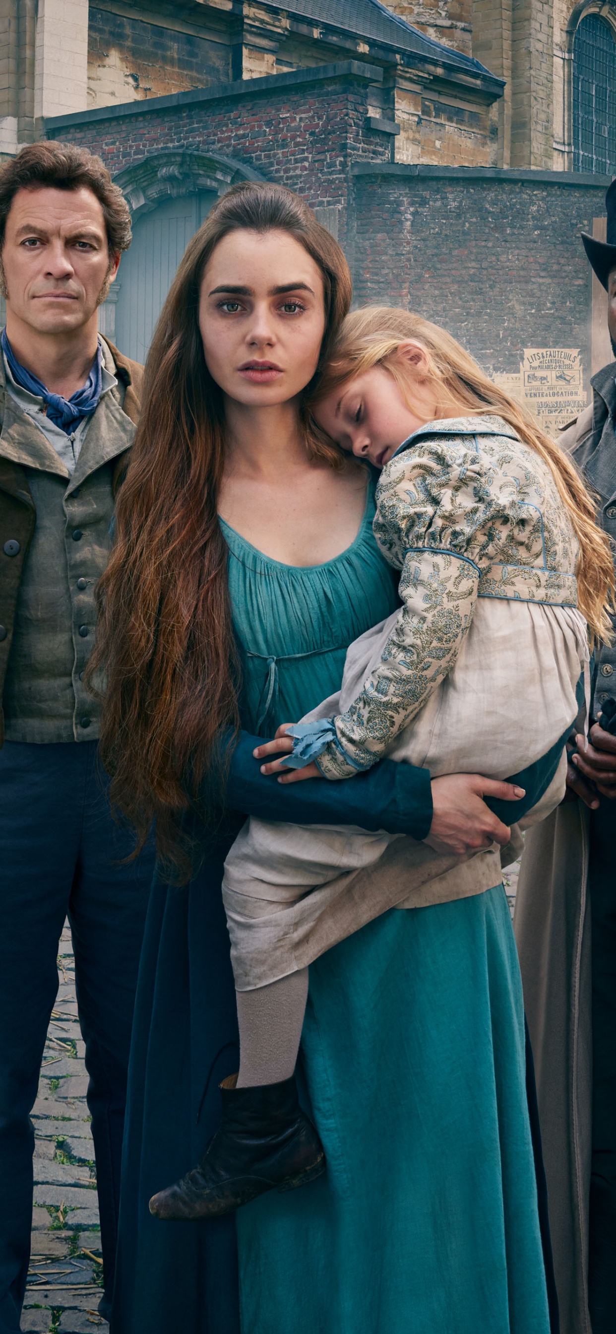 Femme en Robe Bleue à Côté de la Femme en Manteau Gris. Wallpaper in 1242x2688 Resolution