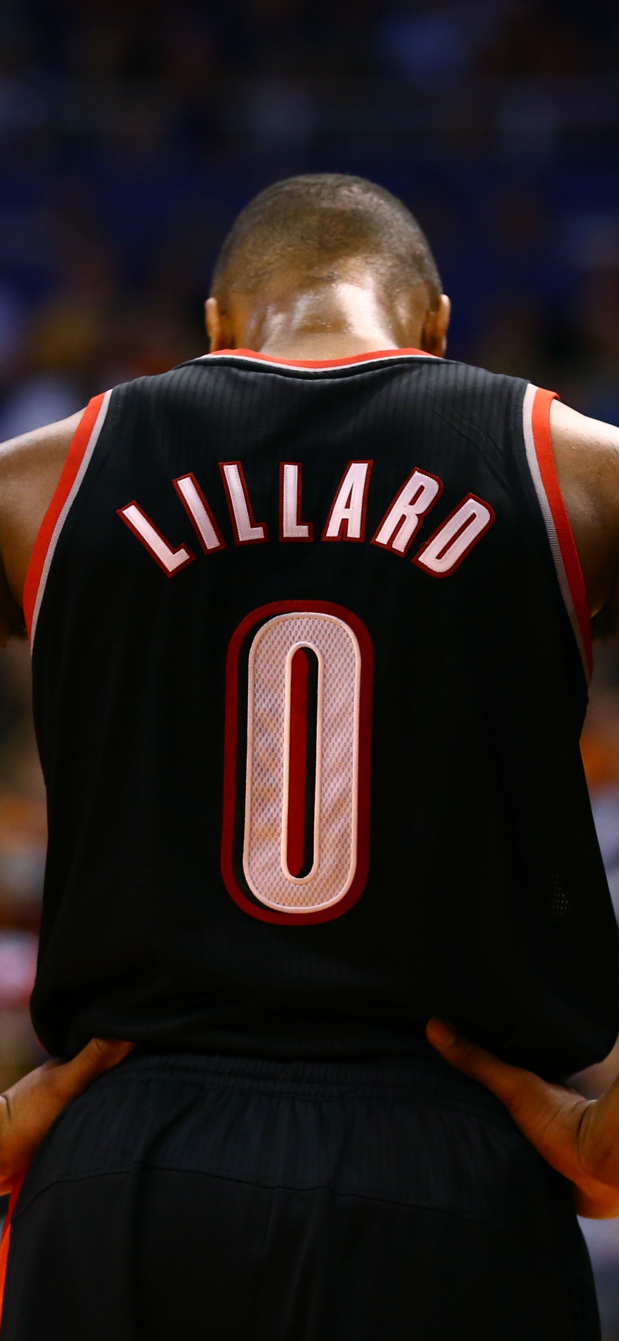 Mann im Schwarz-weißen Nike-Jersey-Shirt. Wallpaper in 1242x2688 Resolution