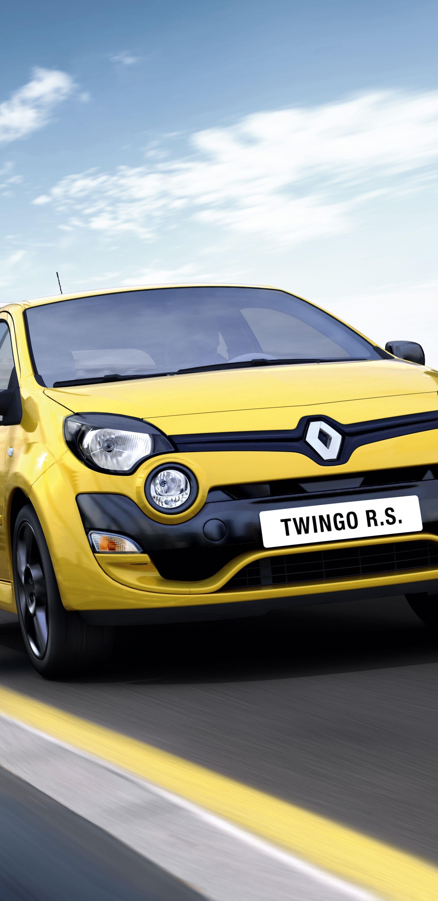 Coche Mercedes Benz Amarillo en la Carretera Durante el Día. Wallpaper in 1440x2960 Resolution