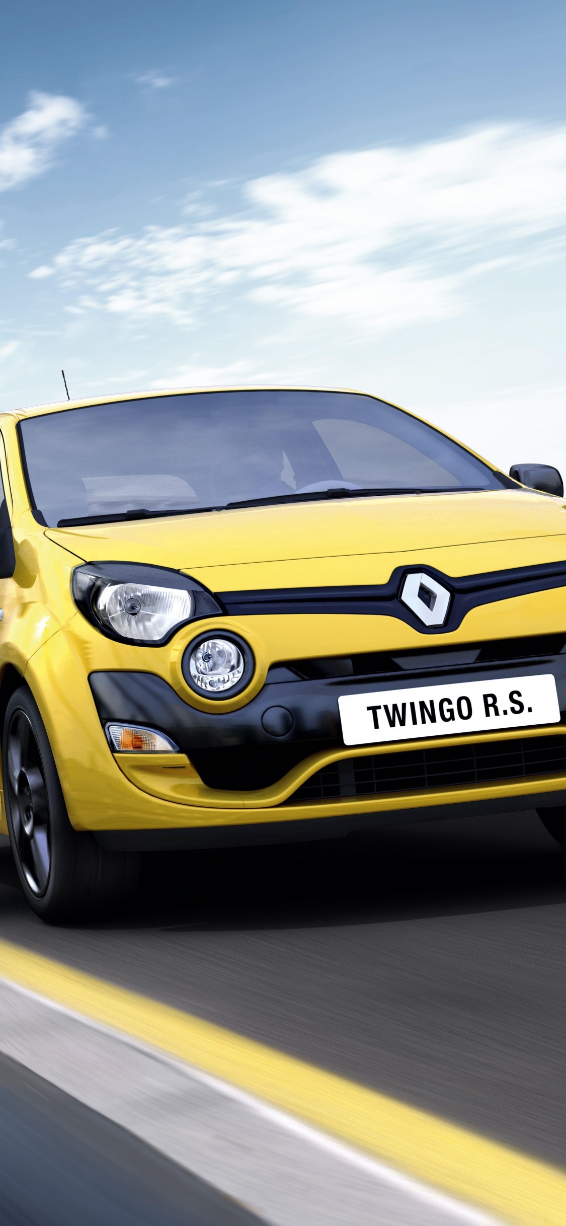 Voiture Mercedes Benz Jaune Sur Route Pendant la Journée. Wallpaper in 1125x2436 Resolution