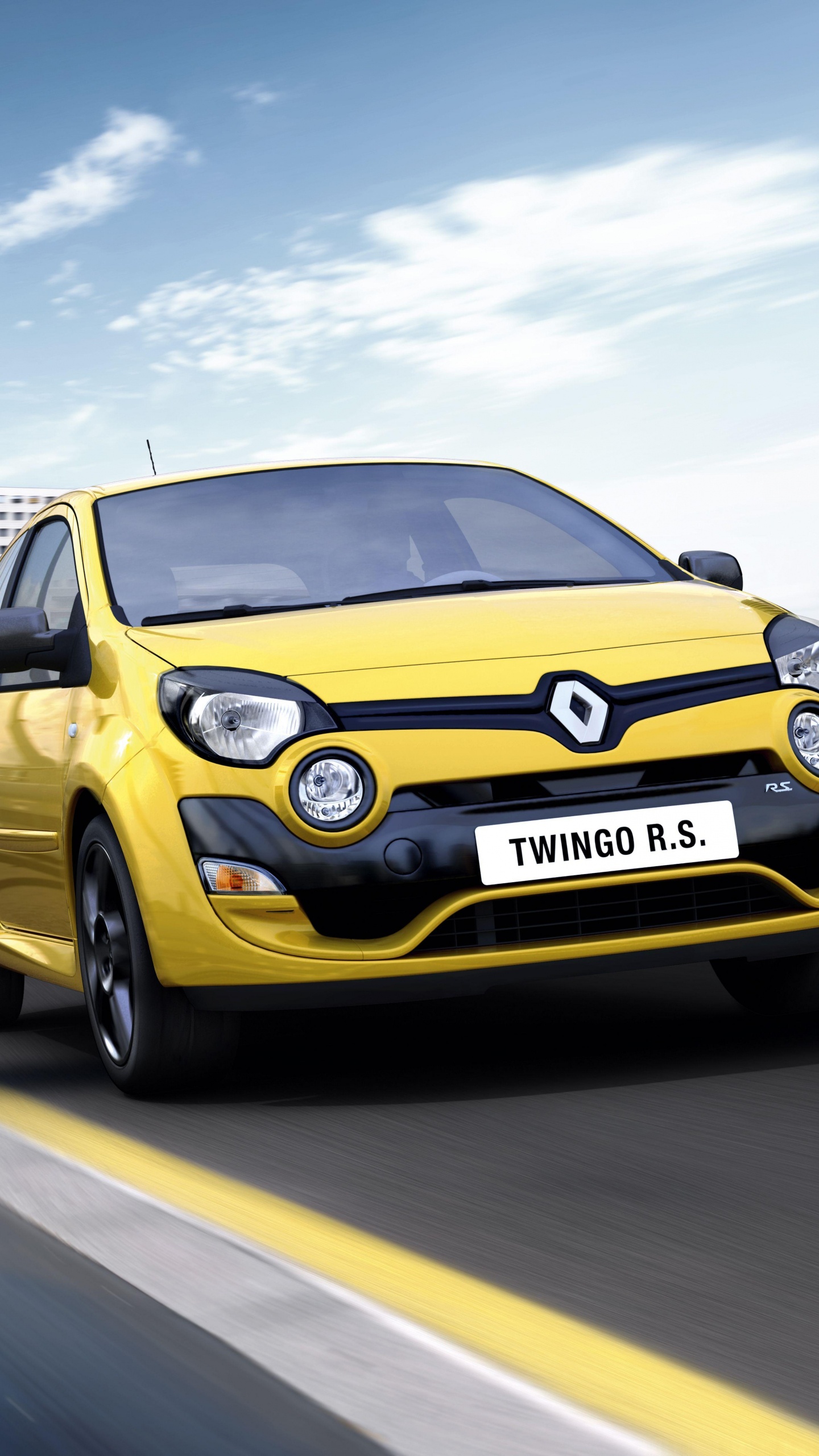 Voiture Mercedes Benz Jaune Sur Route Pendant la Journée. Wallpaper in 1440x2560 Resolution