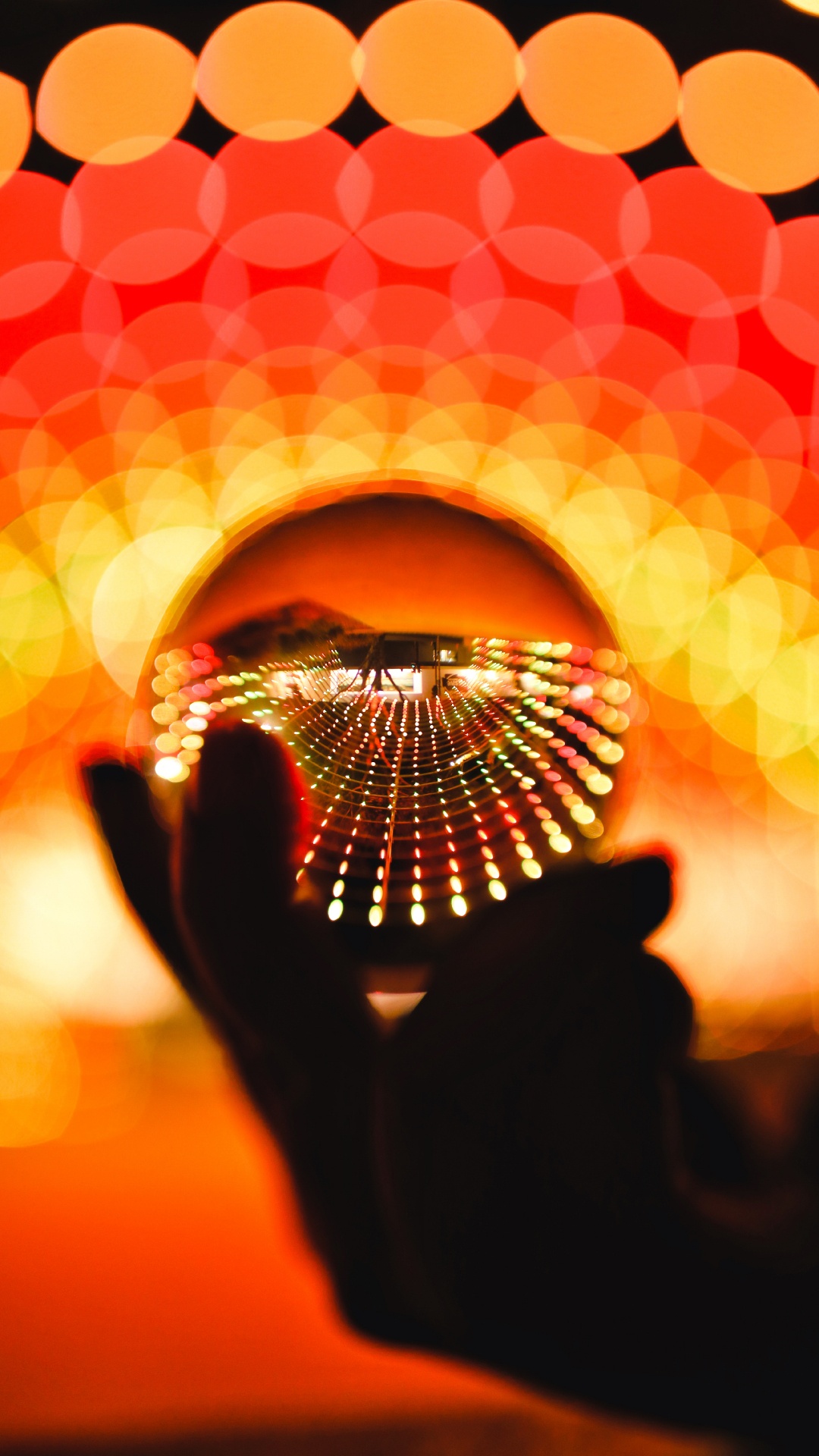 Personne Tenant Une Boule de Verre Transparent. Wallpaper in 1080x1920 Resolution