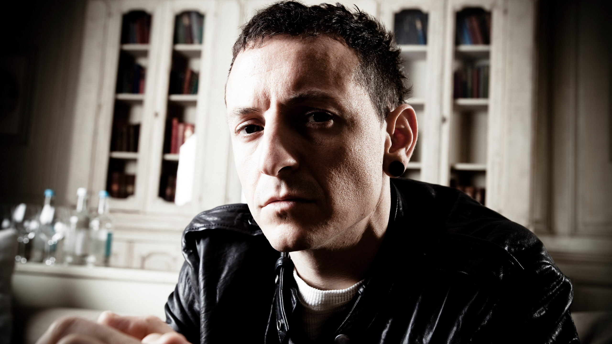 Chester Bennington, Linkin Park, Music, Audio, Portrait. Wallpaper in 2560x1440 Resolution