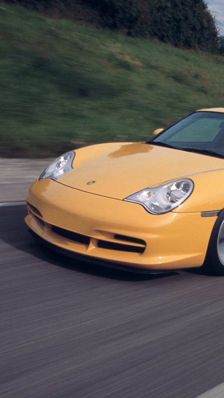 Porsche 911 Amarillo en la Carretera Durante el Día. Wallpaper in 720x1280 Resolution
