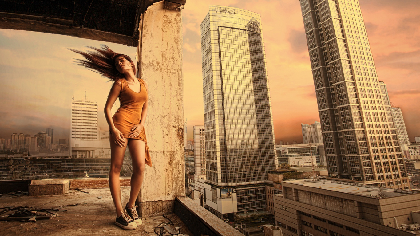 Frau im Grauen Bikini, Die Tagsüber Auf Einer Betonbrücke Steht. Wallpaper in 1366x768 Resolution