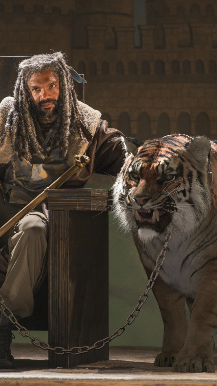 Hombre de Chaqueta Blanco y Negro Sosteniendo un Palo de Madera Marrón Junto al Tigre Blanco. Wallpaper in 750x1334 Resolution