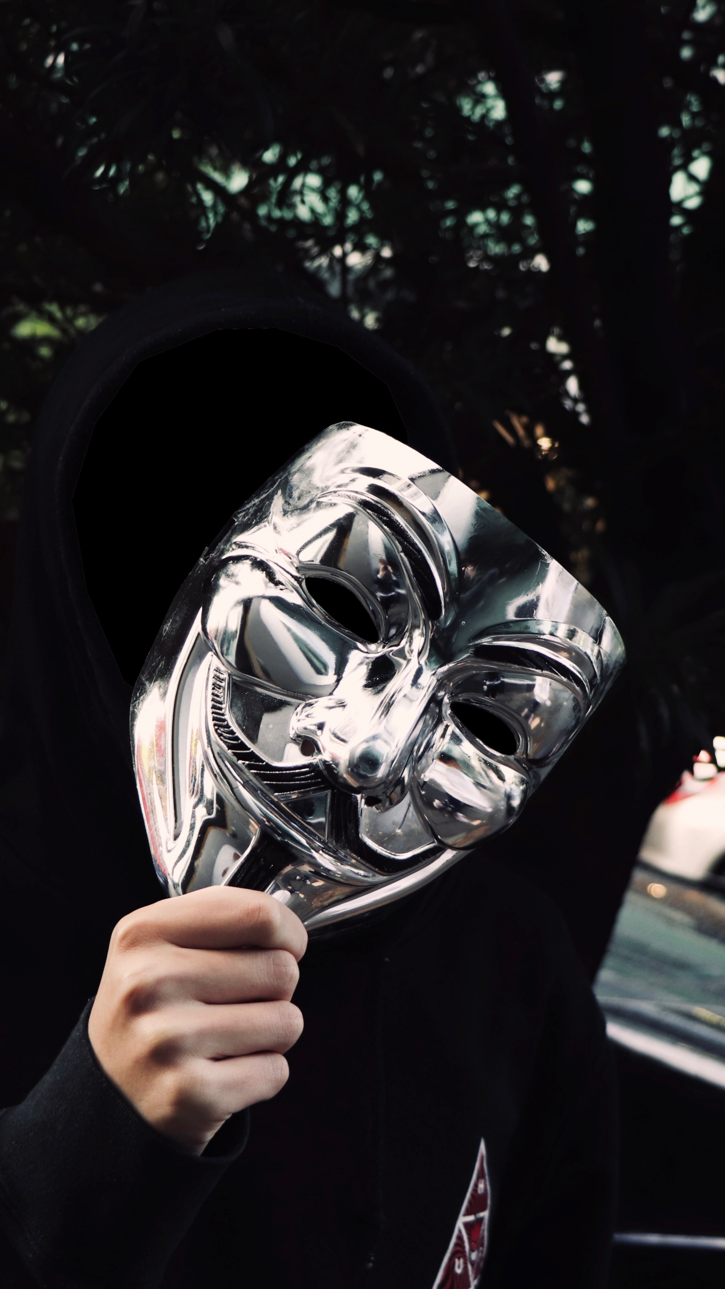 Person in Schwarzer Jacke Mit Schwarz-weißer Maske. Wallpaper in 1440x2560 Resolution