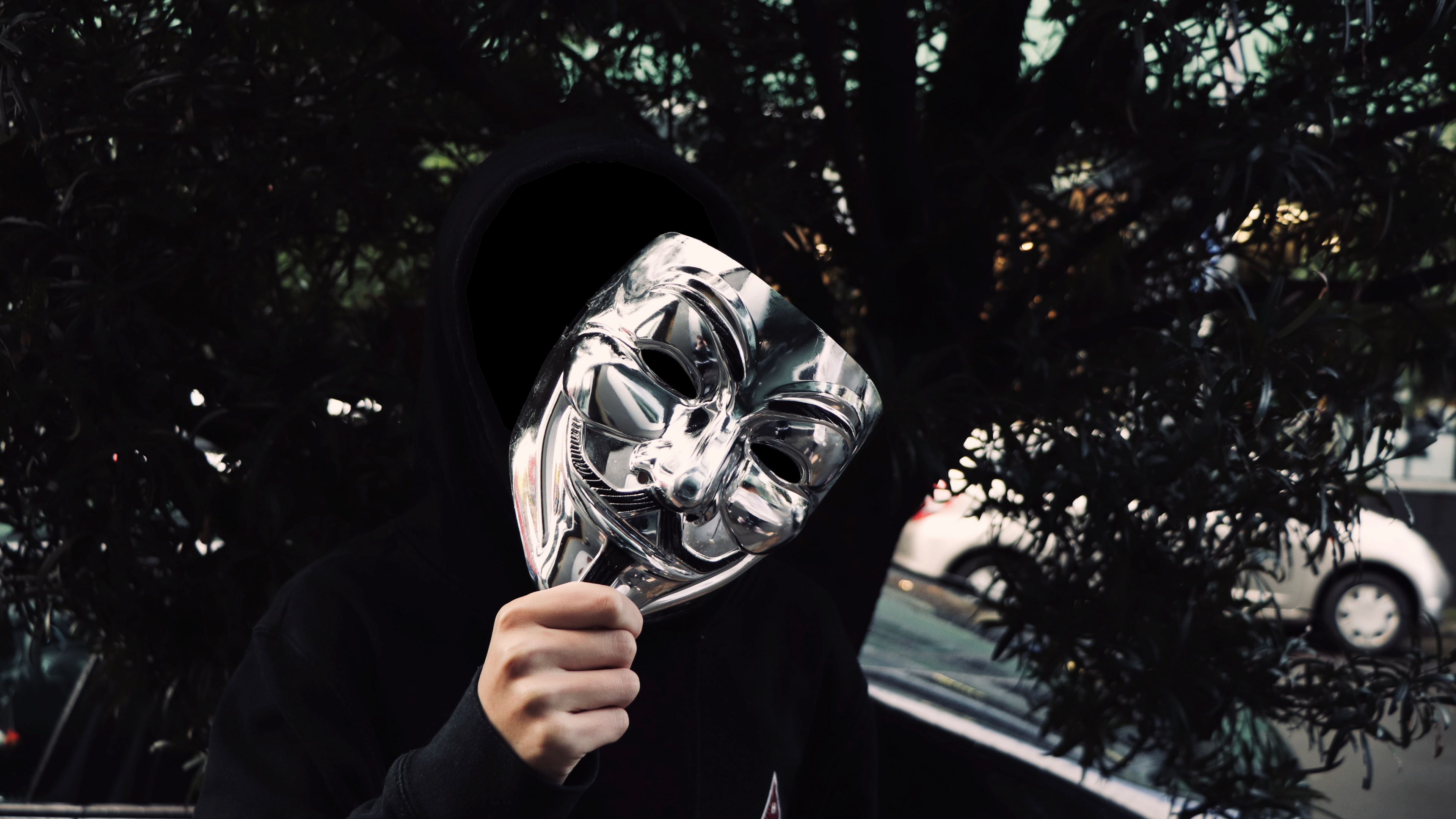 Person in Schwarzer Jacke Mit Schwarz-weißer Maske. Wallpaper in 3840x2160 Resolution