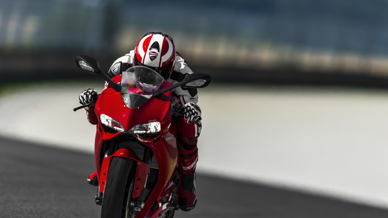 Homme au Casque de Moto Rouge et Noir à Cheval Sur un Vélo de Sport Rouge. Wallpaper in 1280x720 Resolution