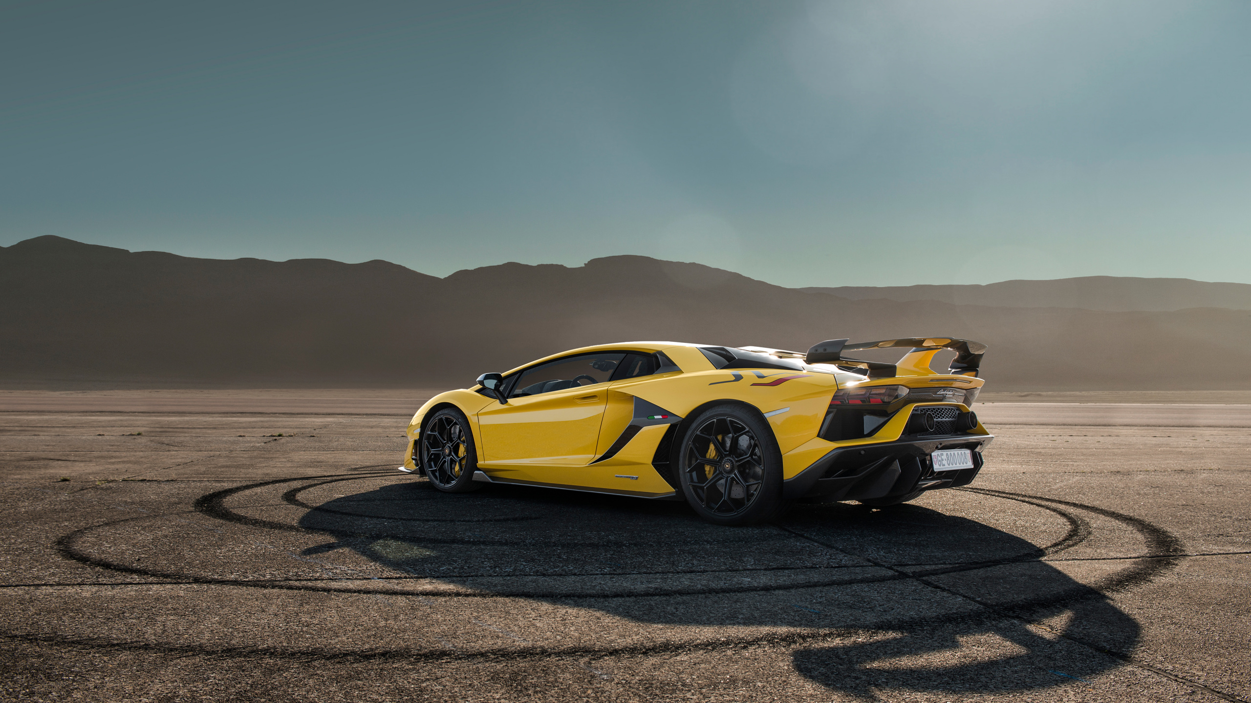 Porsche 911 Amarillo Sobre Arena Marrón. Wallpaper in 2560x1440 Resolution