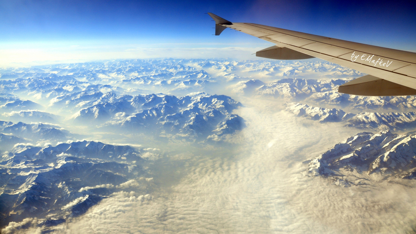 Weiße Wolken Über Schneebedeckten Bergen Tagsüber. Wallpaper in 1366x768 Resolution