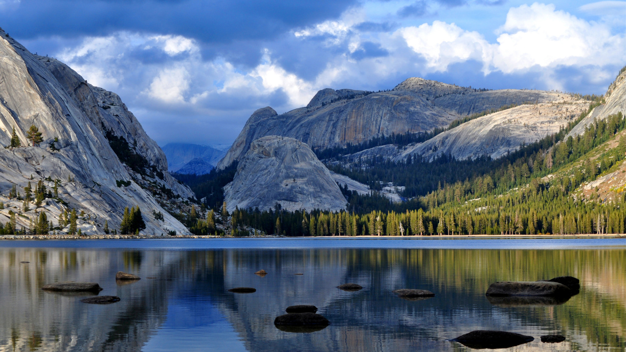 Lake Near Green and Brown Mountains Under White Clouds and Blue Sky During Daytime. Wallpaper in 1280x720 Resolution