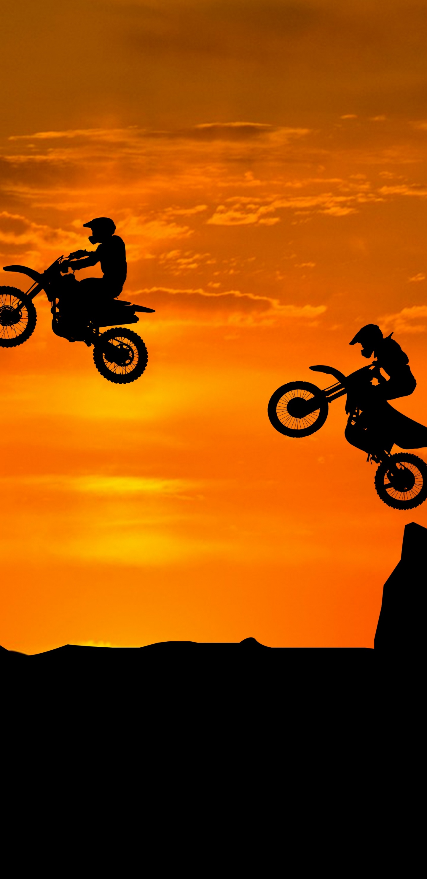 Silhouette de L'homme à Vélo Sur la Montagne Pendant le Coucher du Soleil. Wallpaper in 1440x2960 Resolution