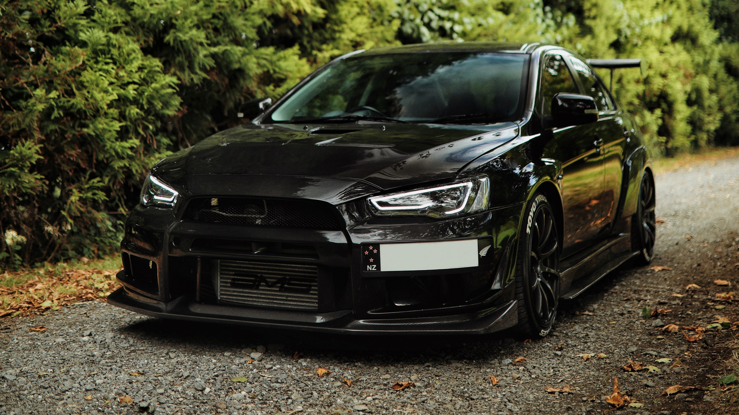 Chevrolet Camaro Negro en la Carretera Durante el Día. Wallpaper in 2560x1440 Resolution