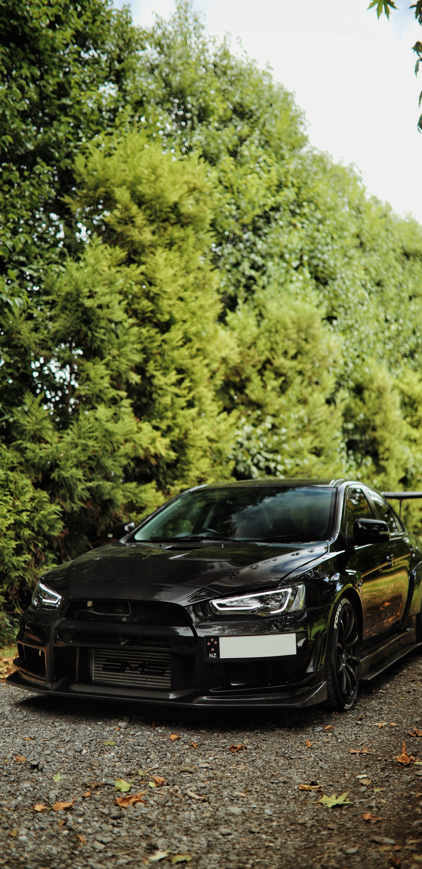 Schwarzer Chevrolet Camaro Tagsüber Unterwegs. Wallpaper in 1440x2960 Resolution