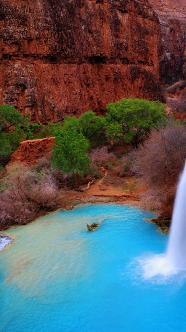 Cascadas en la Montaña Rocosa Marrón Durante el Día. Wallpaper in 720x1280 Resolution