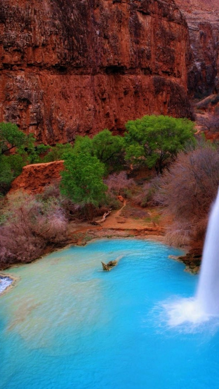 Cascadas en la Montaña Rocosa Marrón Durante el Día. Wallpaper in 750x1334 Resolution