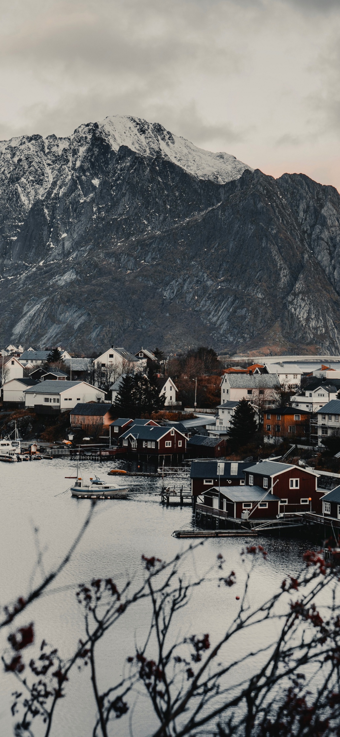 Bergigen Landschaftsformen, Bergkette, Reflexion, Schnee, Bergdorf. Wallpaper in 1125x2436 Resolution