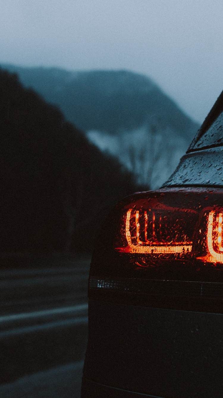 Schwarzes Auto Auf Der Straße Während Der Nachtzeit. Wallpaper in 750x1334 Resolution