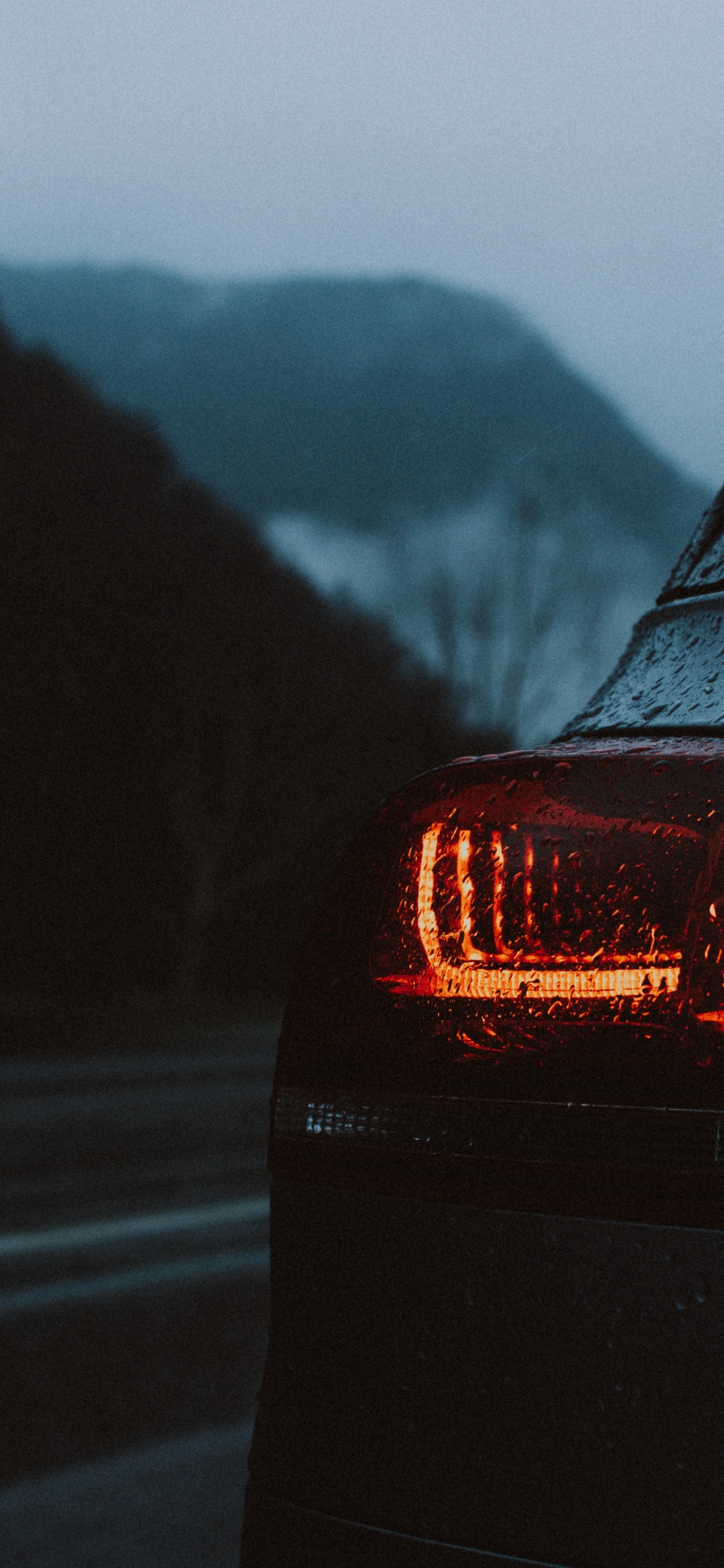 Voiture Noire Sur Route Pendant la Nuit. Wallpaper in 1125x2436 Resolution