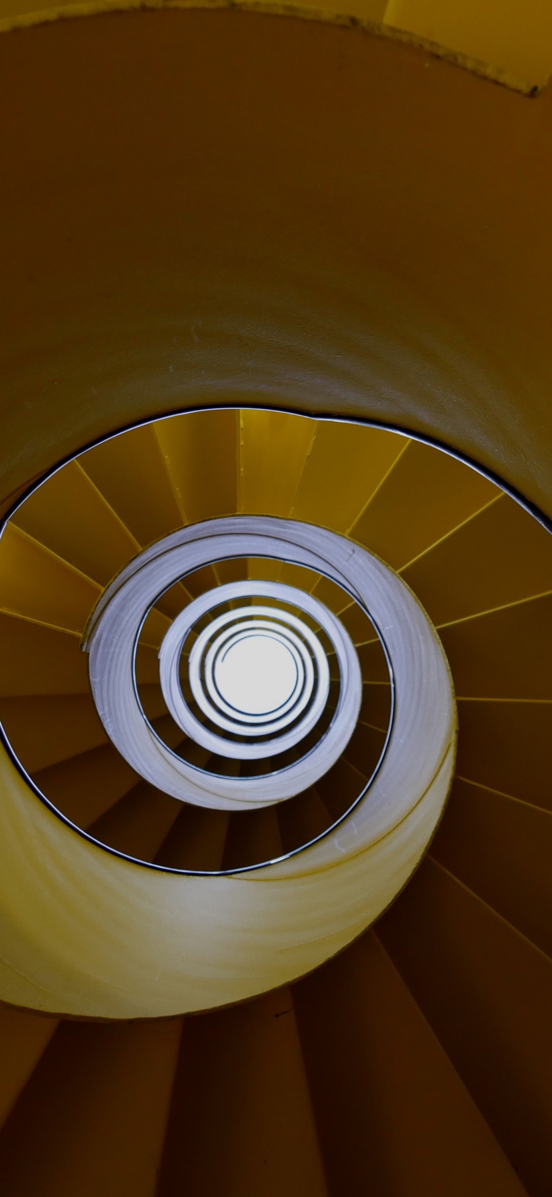 Wendeltreppe Mit Gelbem Licht. Wallpaper in 1125x2436 Resolution
