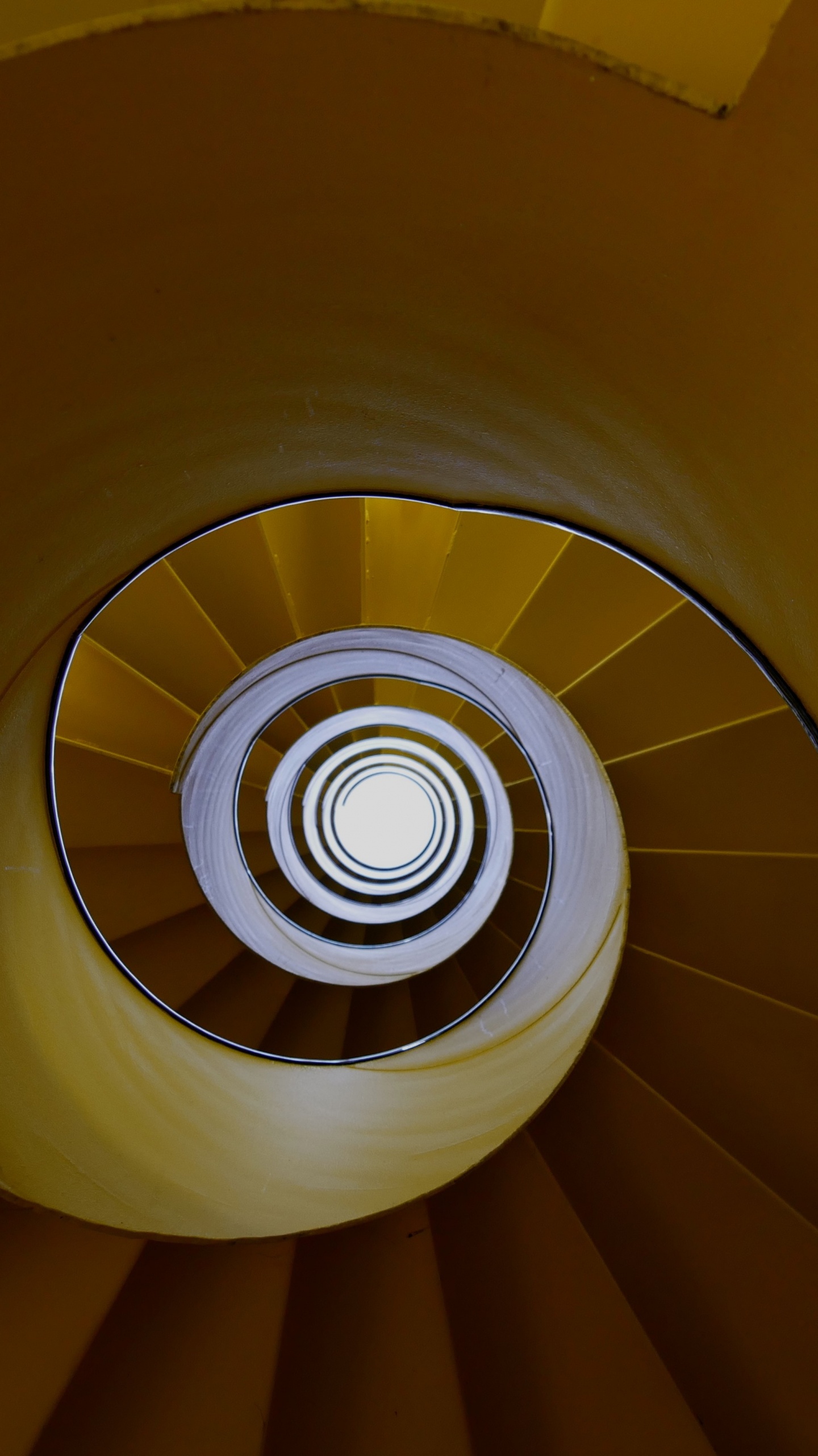 Wendeltreppe Mit Gelbem Licht. Wallpaper in 1440x2560 Resolution