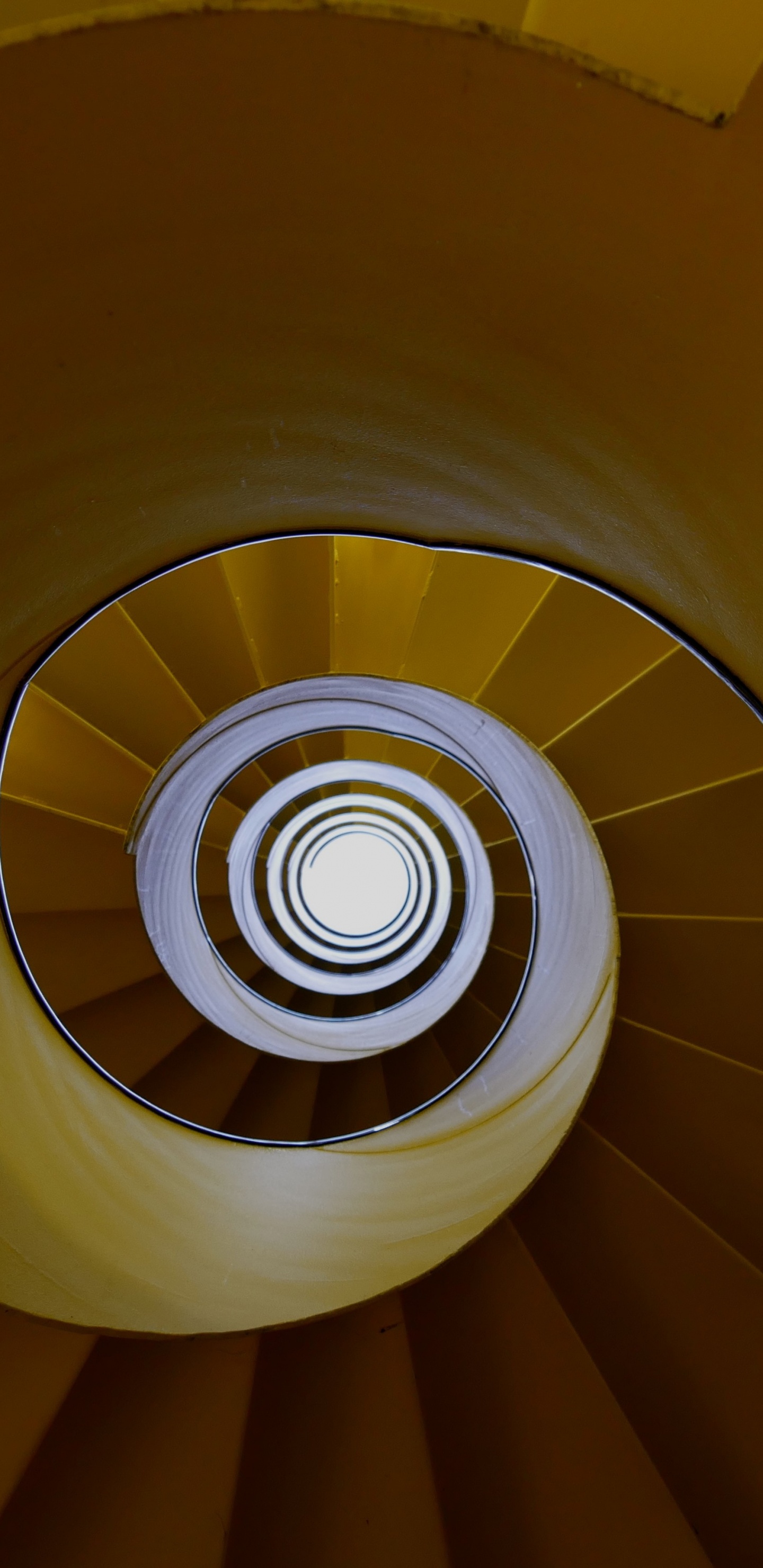 Wendeltreppe Mit Gelbem Licht. Wallpaper in 1440x2960 Resolution