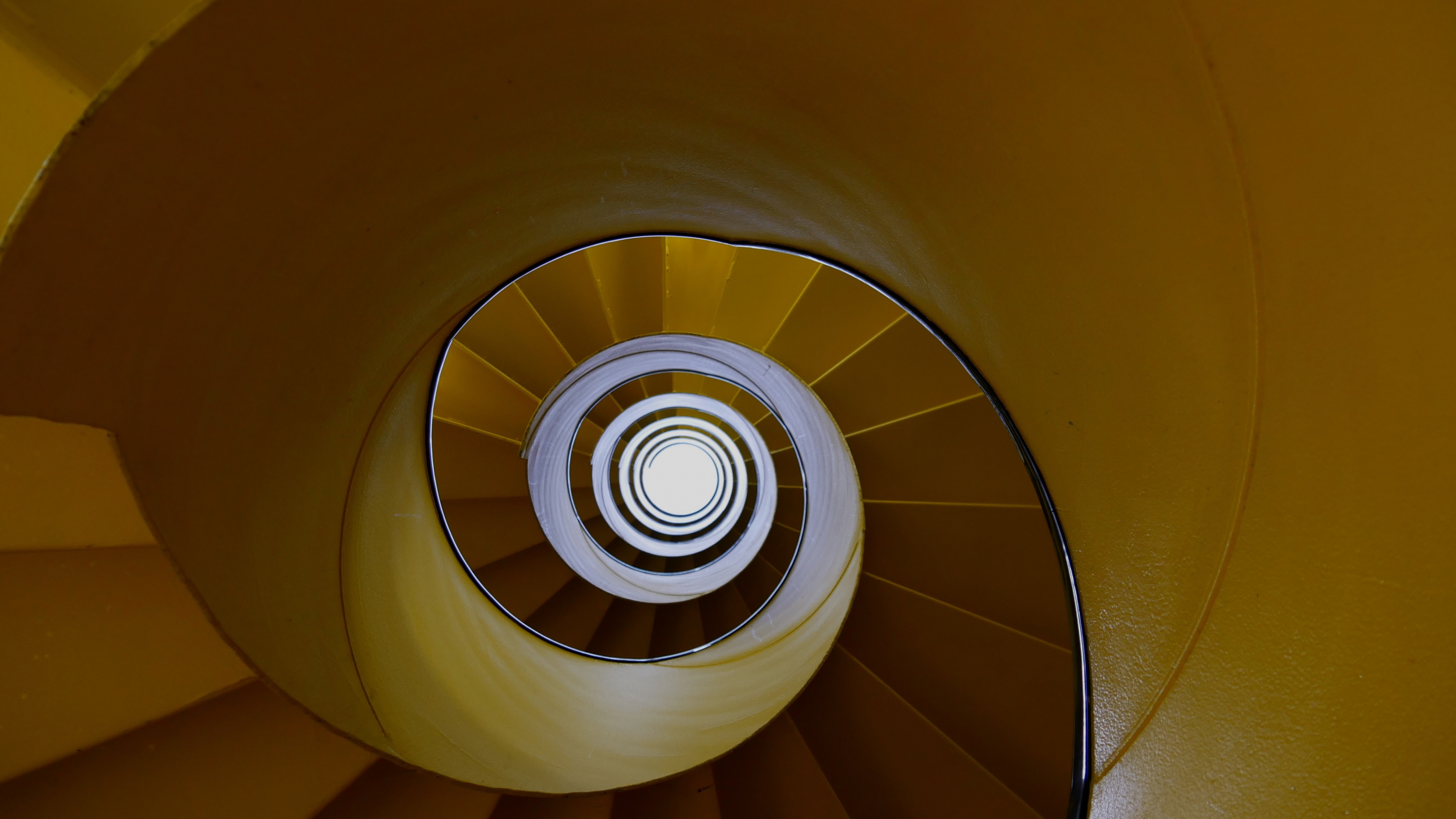 Wendeltreppe Mit Gelbem Licht. Wallpaper in 3840x2160 Resolution