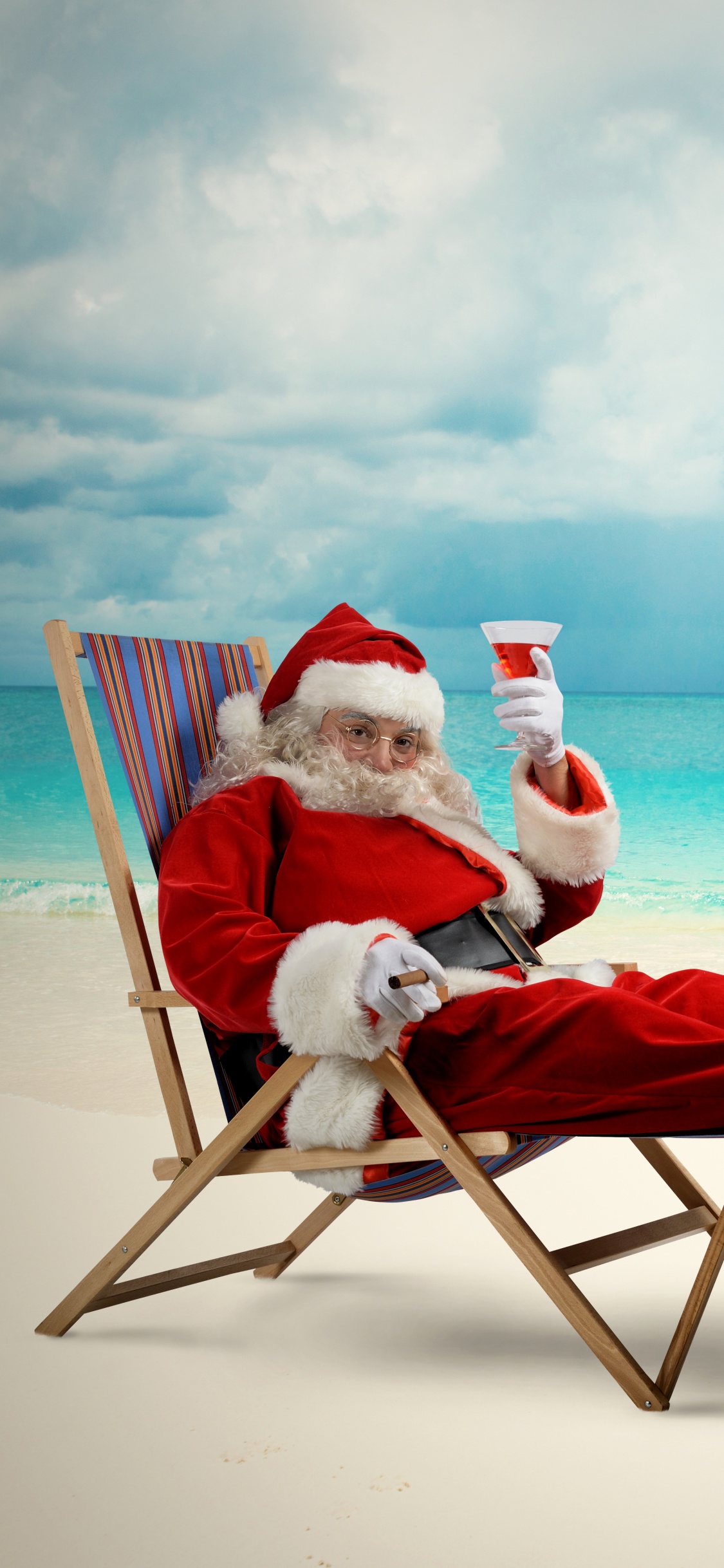 Weihnachtsmann, Weihnachten, Strand, Meer, Urlaub. Wallpaper in 1125x2436 Resolution