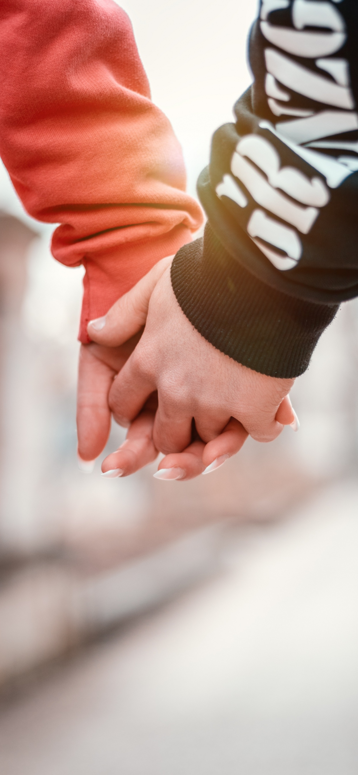 Persona en Guantes Nike Blancos y Negros. Wallpaper in 1242x2688 Resolution