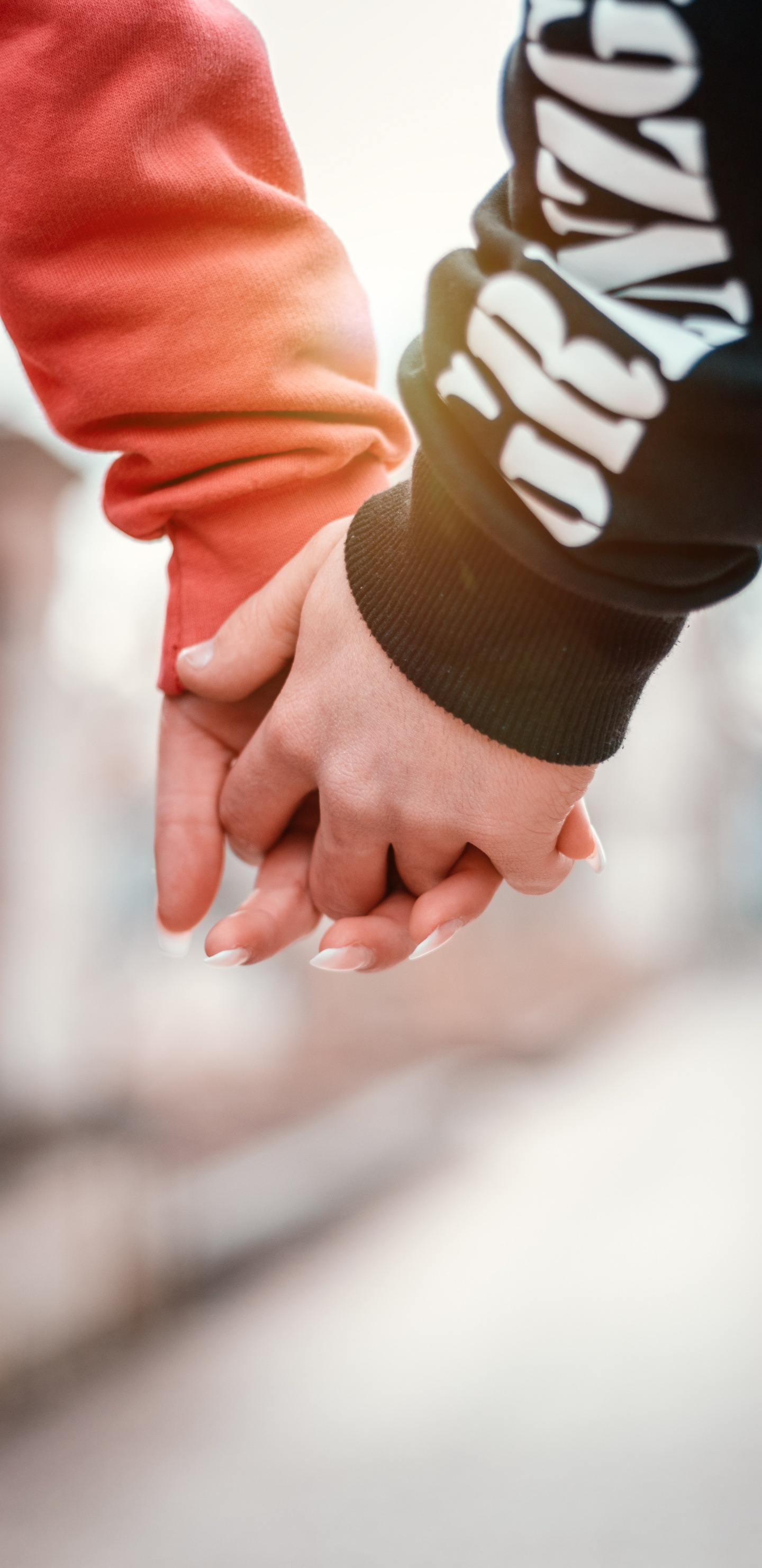 Persona en Guantes Nike Blancos y Negros. Wallpaper in 1440x2960 Resolution