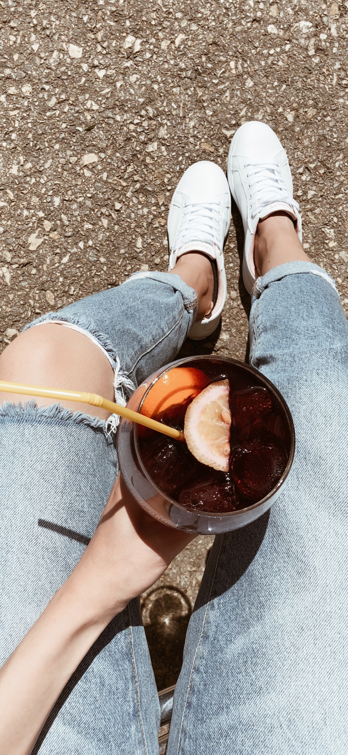 Bein, Menschlichen Bein, Joint, Menschen in Der Natur, Jeans. Wallpaper in 1125x2436 Resolution