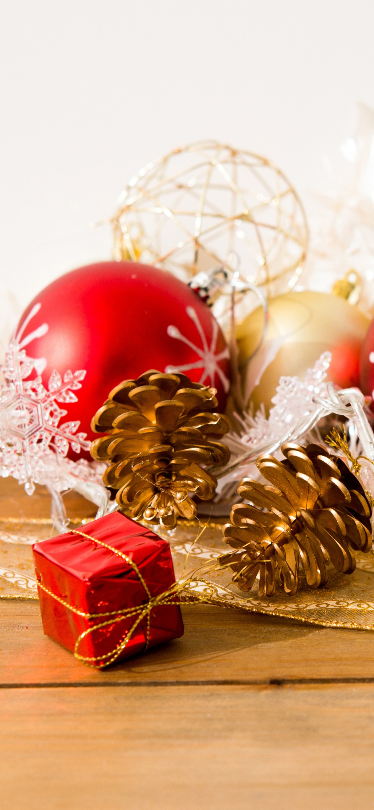 Adorno de Navidad, Decoración de la Navidad, Navidad, Nochevieja, Regalo. Wallpaper in 1242x2688 Resolution