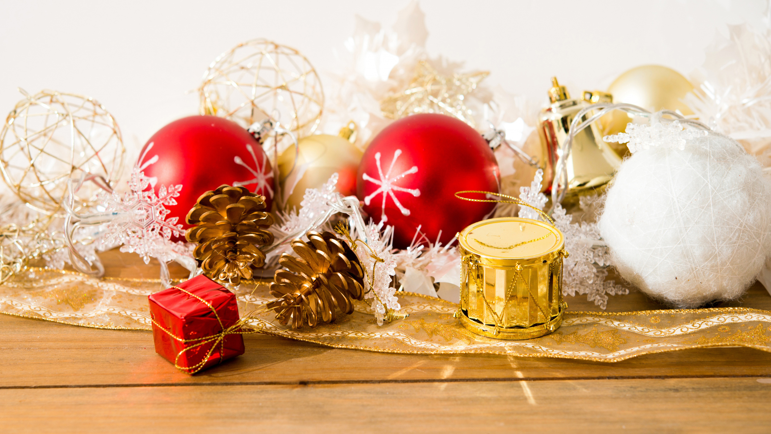 Ornement de Noël, Décoration de Noël, Nouvelle Année, Cadeau, Décor. Wallpaper in 2560x1440 Resolution