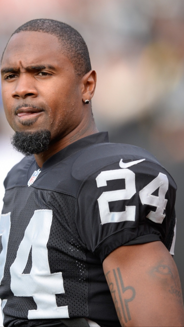 Man in Black and White Jersey Shirt. Wallpaper in 720x1280 Resolution