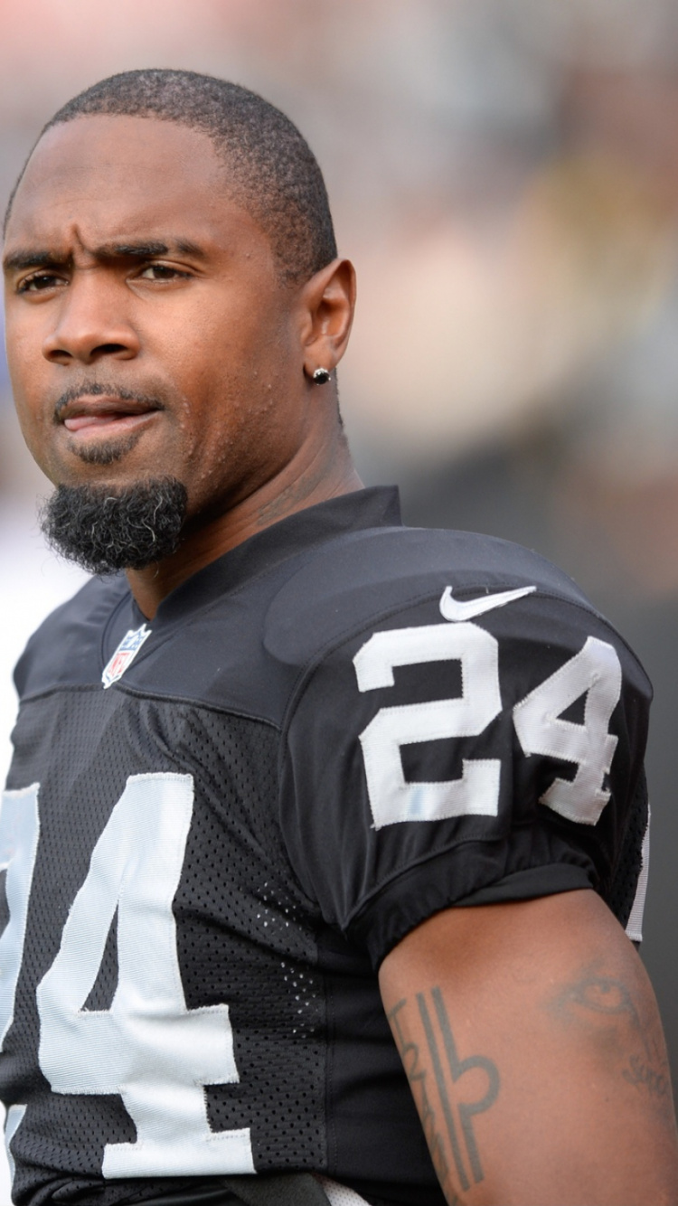 Man in Black and White Jersey Shirt. Wallpaper in 750x1334 Resolution