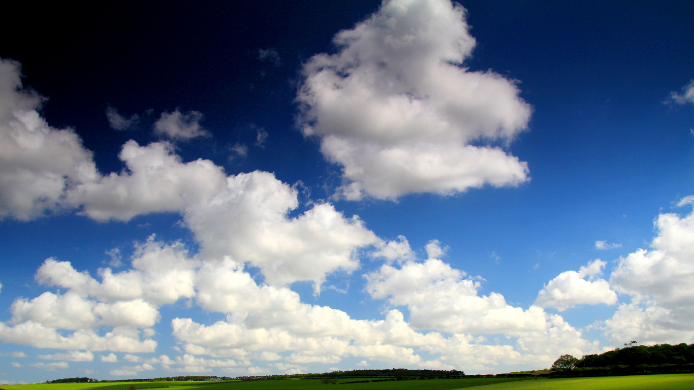 Champ D'herbe Verte Sous Ciel Bleu et Nuages Blancs Pendant la Journée. Wallpaper in 1366x768 Resolution