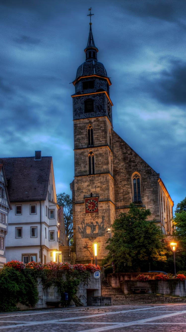 Braunes Und Schwarzes Betongebäude Unter Blauem Himmel. Wallpaper in 750x1334 Resolution