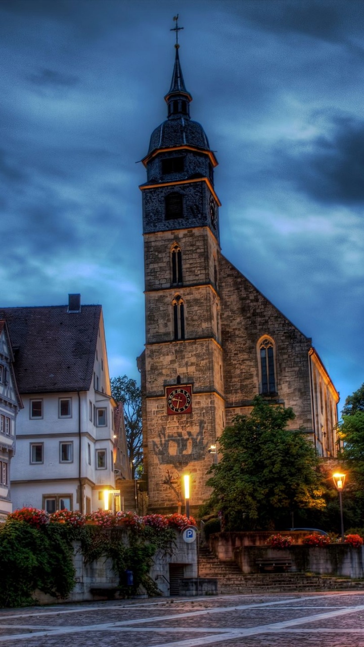 Edificio de Hormigón Marrón y Negro Bajo un Cielo Azul. Wallpaper in 720x1280 Resolution