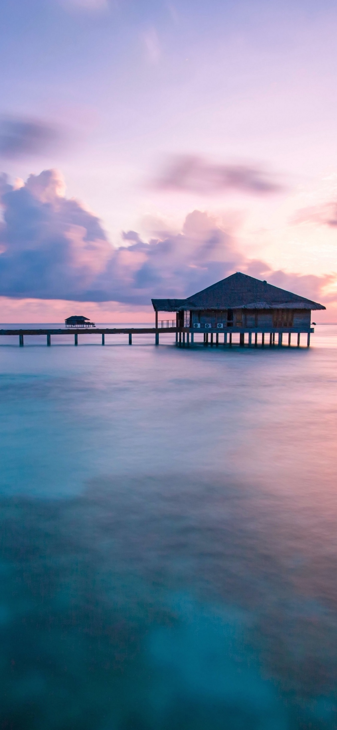 Casa de Madera Marrón en el Cuerpo de Agua Durante el Día. Wallpaper in 1125x2436 Resolution